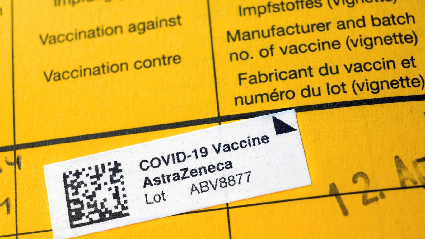 Impfbescheinigung über Corona-Schutzimpfung (Symbolbild): In Frankfurt sind gefälschte Impfausweise im Umlauf.