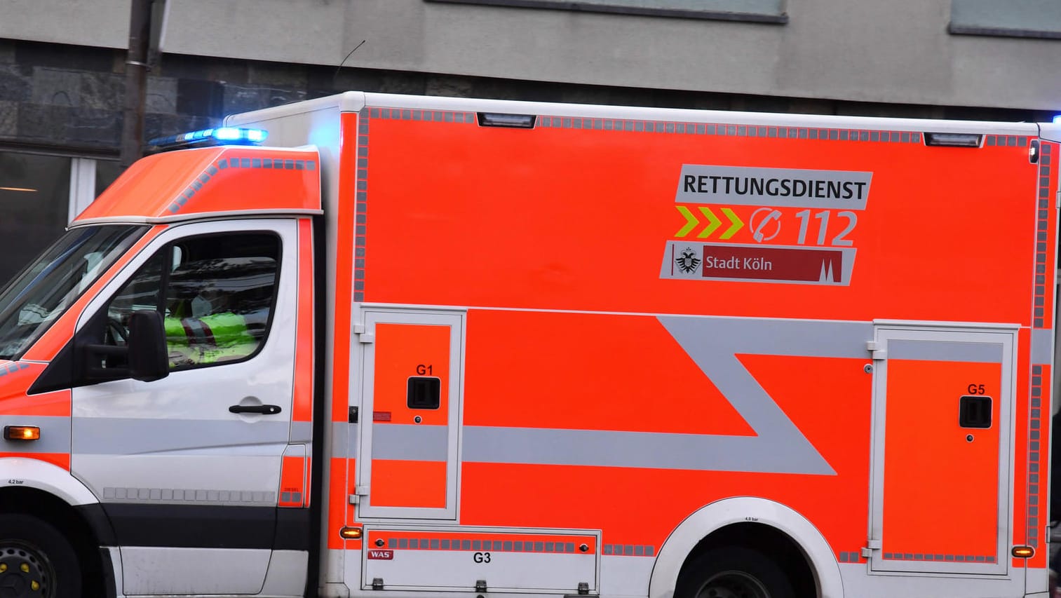 Rettungswagen au der Fahrt (Symbolbild): In Köln wurde eine Frau aus einer verrauchten Wohnung gerettet. Rettungswagen au der Fahrt (Symbolbild): In Köln wurde eine Frau aus einer verrauchten Wohnung gerettet.