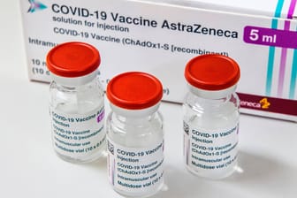 Der Impfstoff von Astrazeneca: Das Mittel ist wegen vereinzelt aufgetretener Thrombosen bei vielen Menschen unbeliebt.