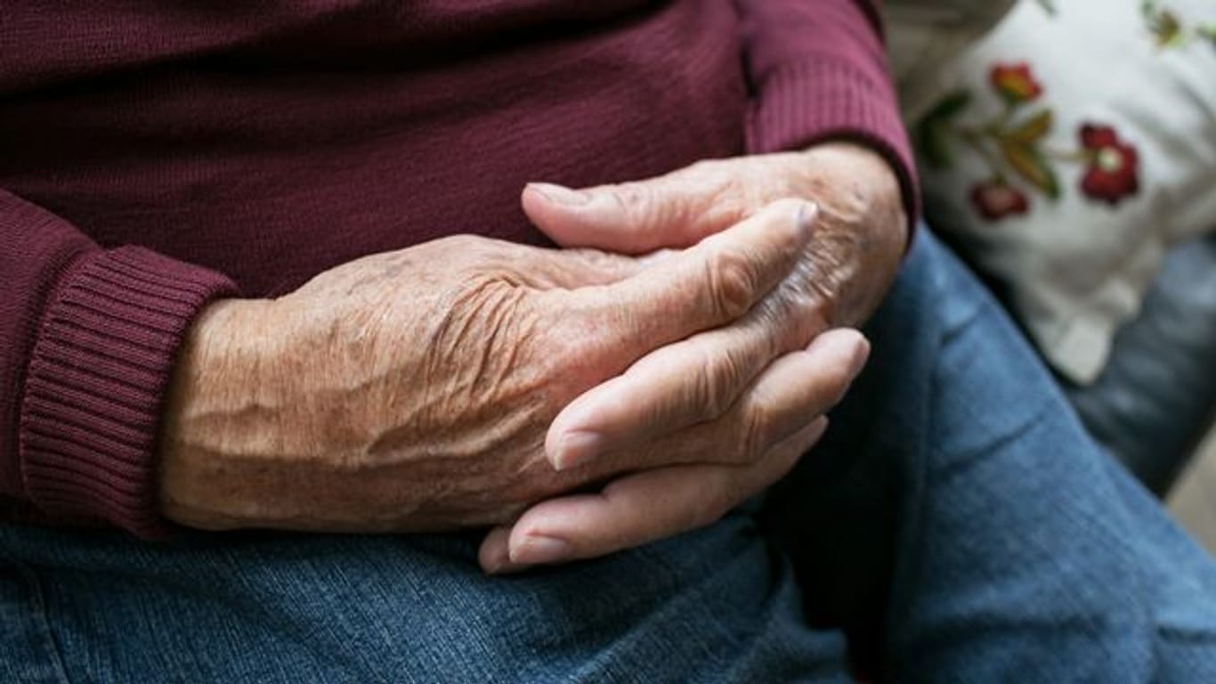 Viele ältere Menschen mit Demenz haben rechtliche Betreuerinnen oder Betreuer, die etwa die Finanzen für sie regeln.
