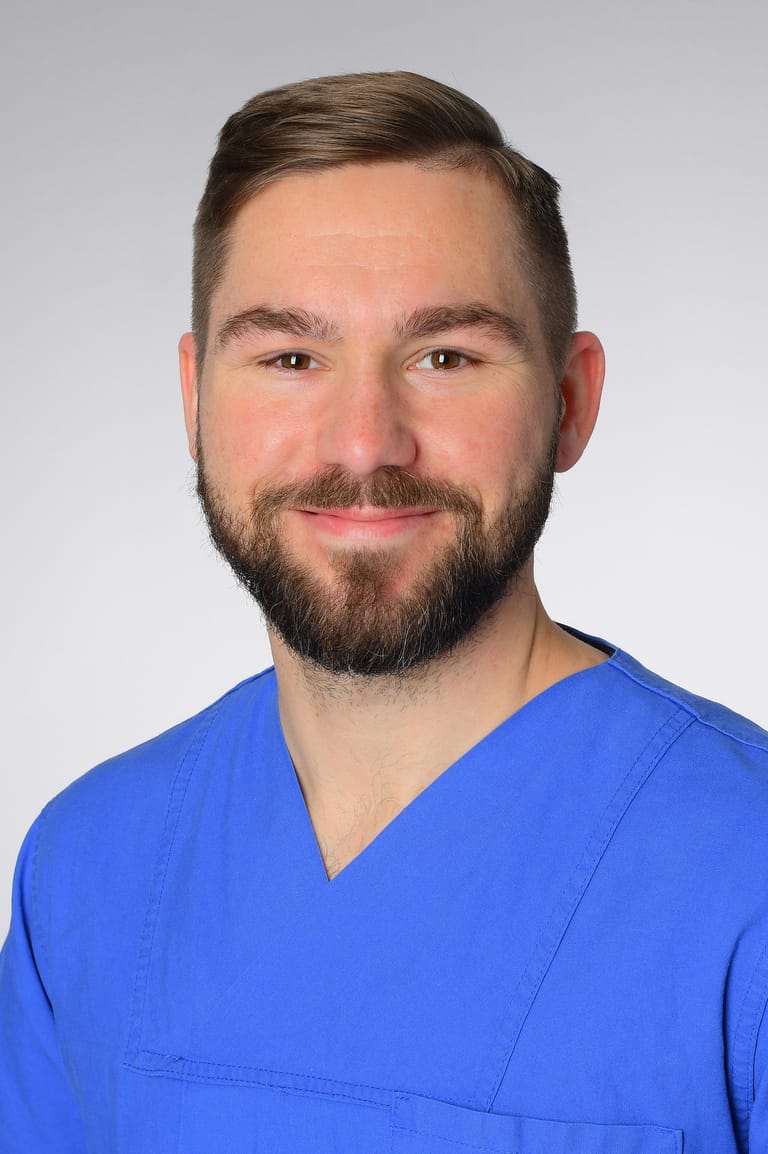 Dominik Stark ist Intensivpfleger und in der Weiterbildung zum Fachkrankenpfleger für Anästhesie- und Intensivpflege: Er setzt sich für bessere Arbeitsbedingungen des Pflegepersonals ein.