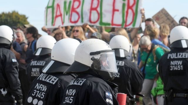 Teilnehmer einer Demonstration gegen die Rodung des Waldes am Hambacher Forst. Teilnehmer einer Demonstration gegen die Rodung des Waldes am Hambacher Forst.