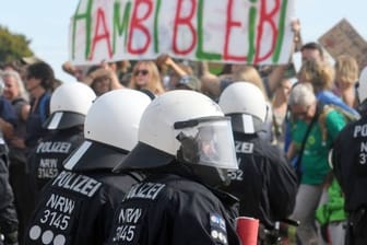 Teilnehmer einer Demonstration gegen die Rodung des Waldes am Hambacher Forst.