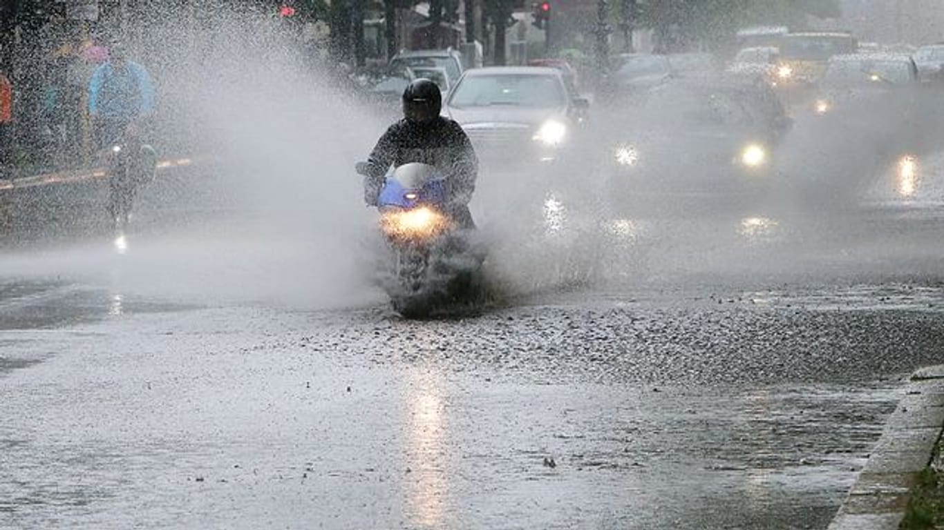 Land unter: Ein Wolkenbruch im Frühling kann auch Motorradfahrer überraschen - sie sollten dann nur unter extremer Vorsicht weiterfahren.