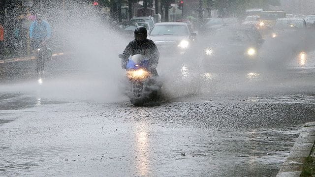 Land unter: Ein Wolkenbruch im Frühling kann auch Motorradfahrer überraschen - sie sollten dann nur unter extremer Vorsicht weiterfahren. Land unter: Ein Wolkenbruch im Frühling kann auch Motorradfahrer überraschen - sie sollten dann nur unter extremer Vorsicht weiterfahren.