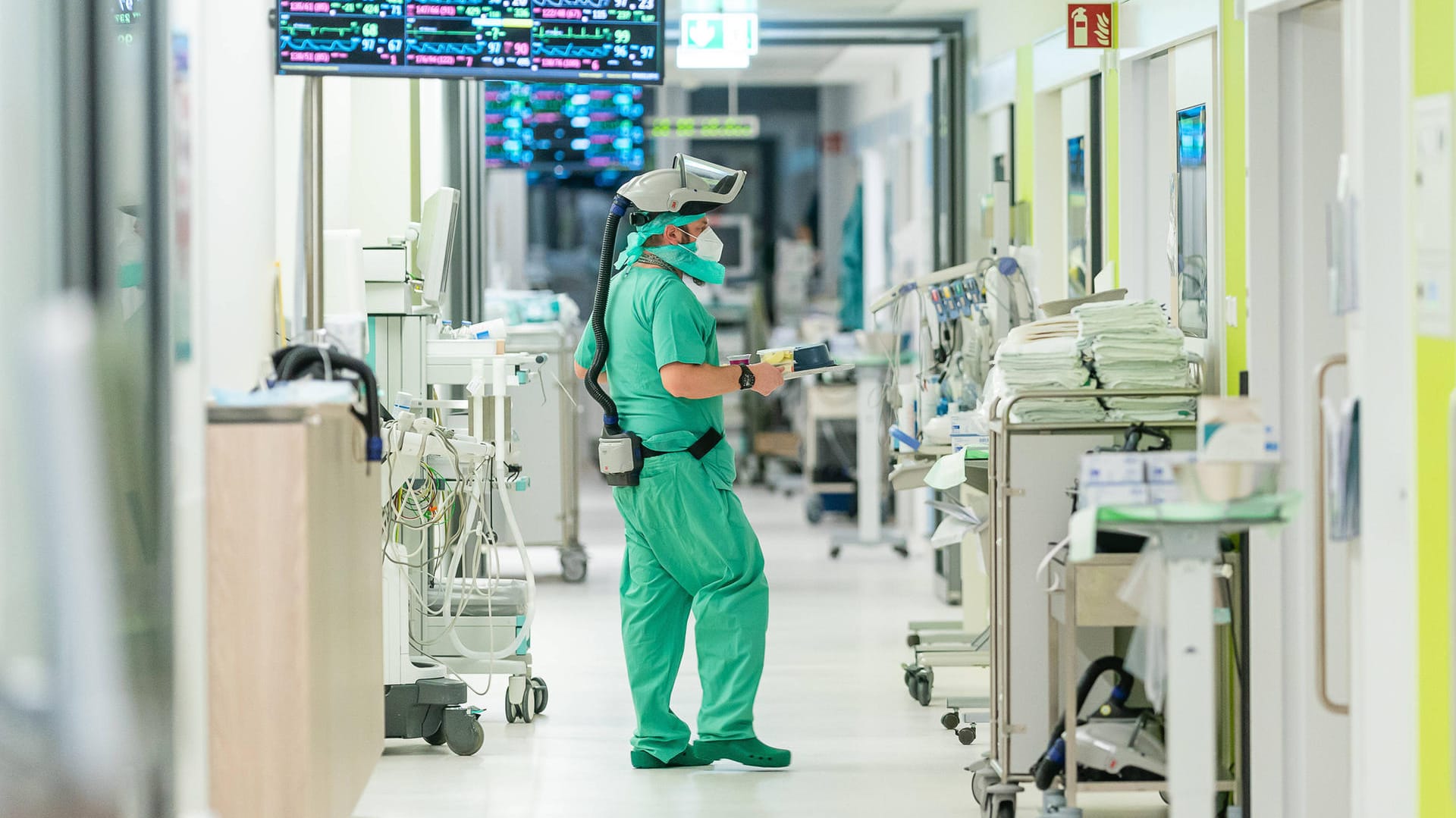 Ein Pfleger auf der Covid-Intensivstation der Uniklinik Dresden (Archivbild): Das Pflegepersonal auf Deutschlands Intensivstationen ist am Limit und fordert bessere Arbeitsbedingungen.