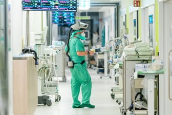 Ein Pfleger auf der Covid-Intensivstation der Uniklinik Dresden (Archivbild): Das Pflegepersonal auf Deutschlands Intensivstationen ist am Limit und fordert bessere Arbeitsbedingungen.