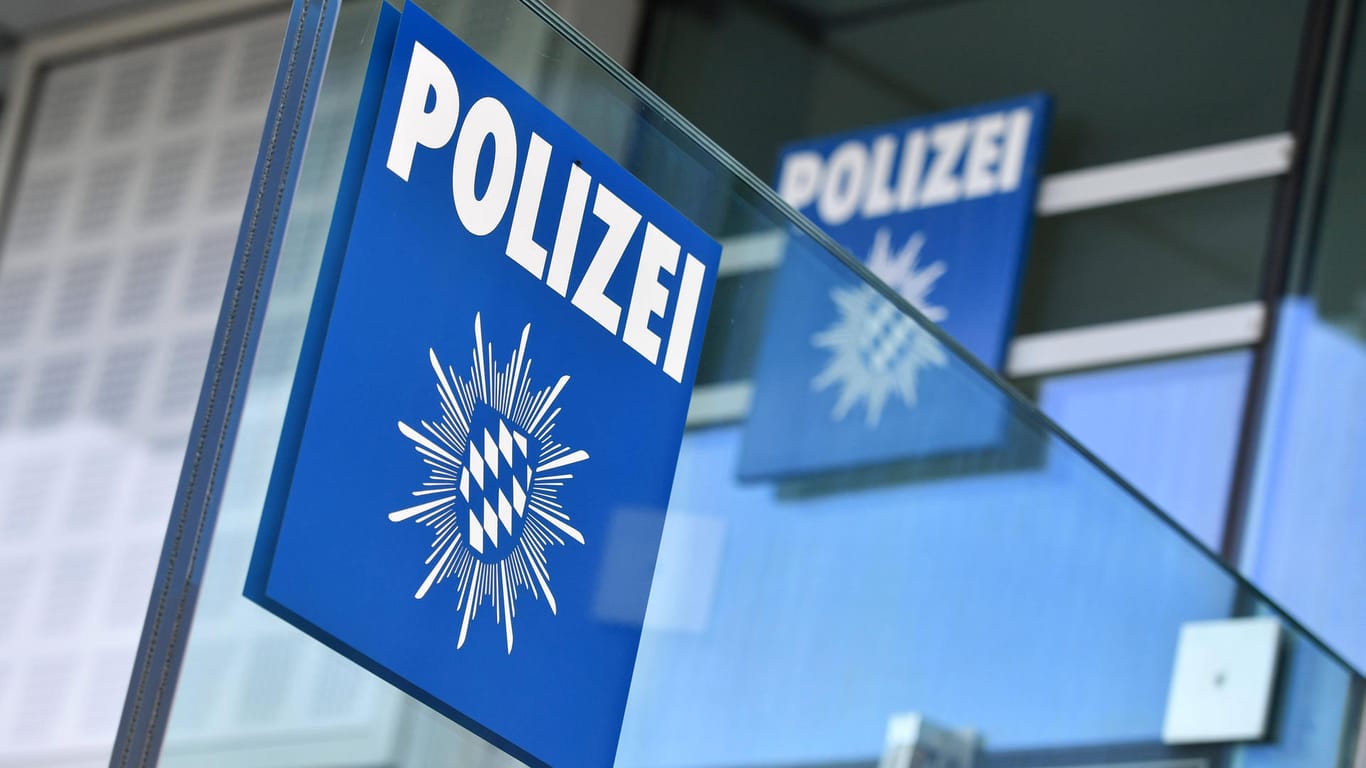 Polizeiwache am Flughafen Franz Josef Strauß München (Symbolbild): Ein Mann hat einen Haufen vor einer Polizeistation hinterlassen.