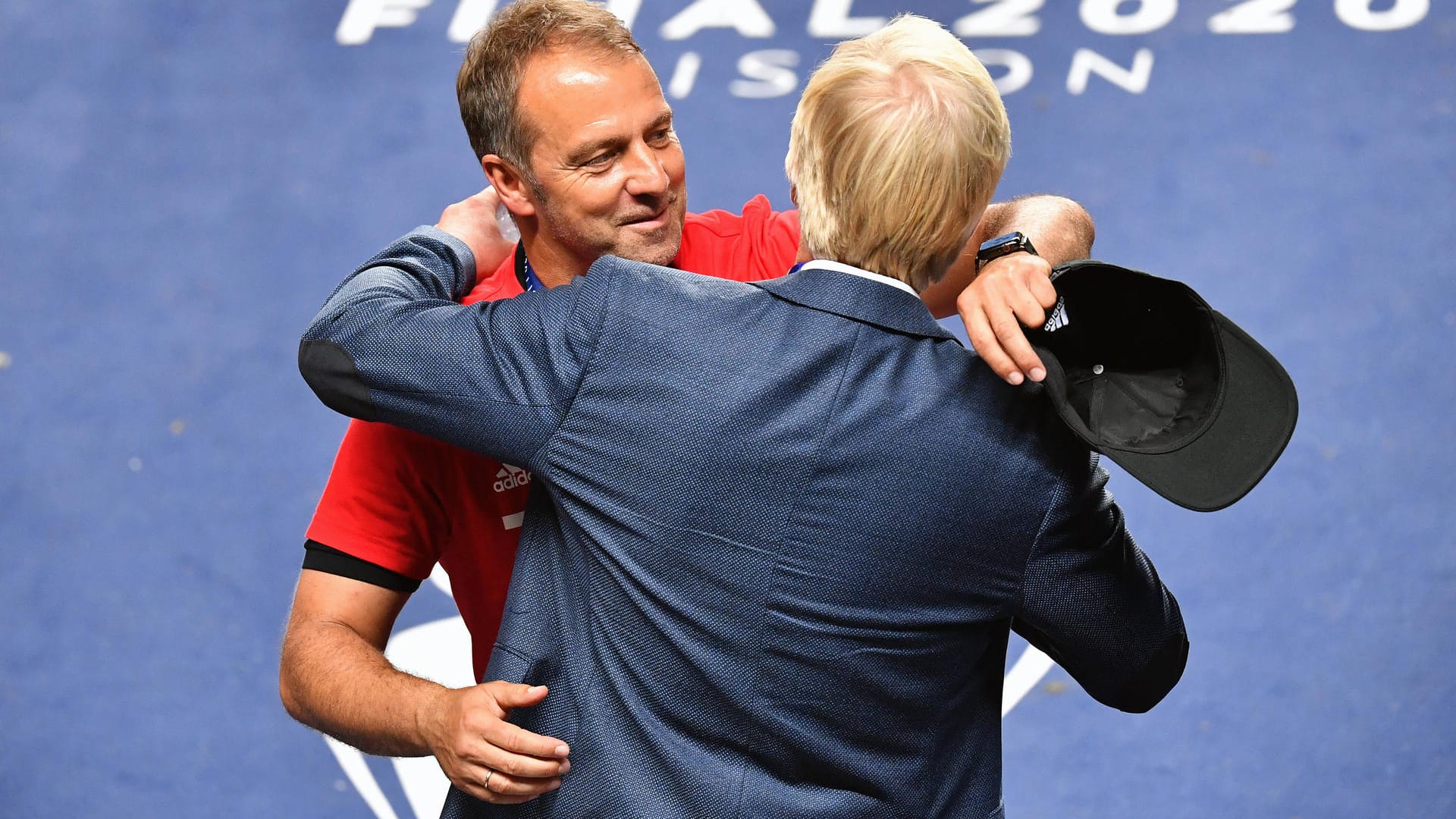 Hansi Flick (li.) und Oliver Kahn: Beide führten ein kurzes Gespräch über "andere Dinge".