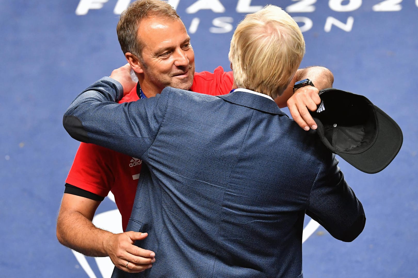 Hansi Flick (li.) und Oliver Kahn: Beide führten ein kurzes Gespräch über "andere Dinge".