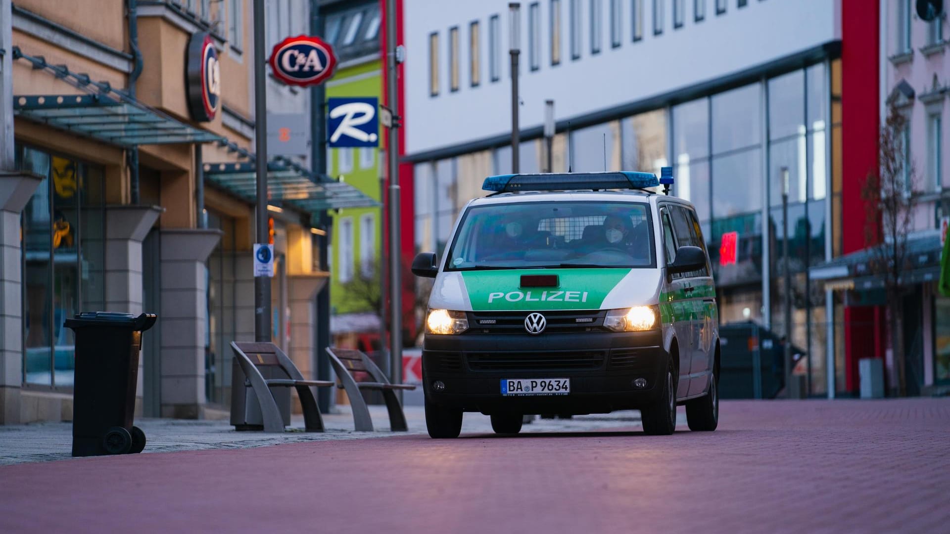 Ein Polizeiauto in Hof: Die Bußgelder für Verstöße gegen die Corona-Regeln sind hoch.