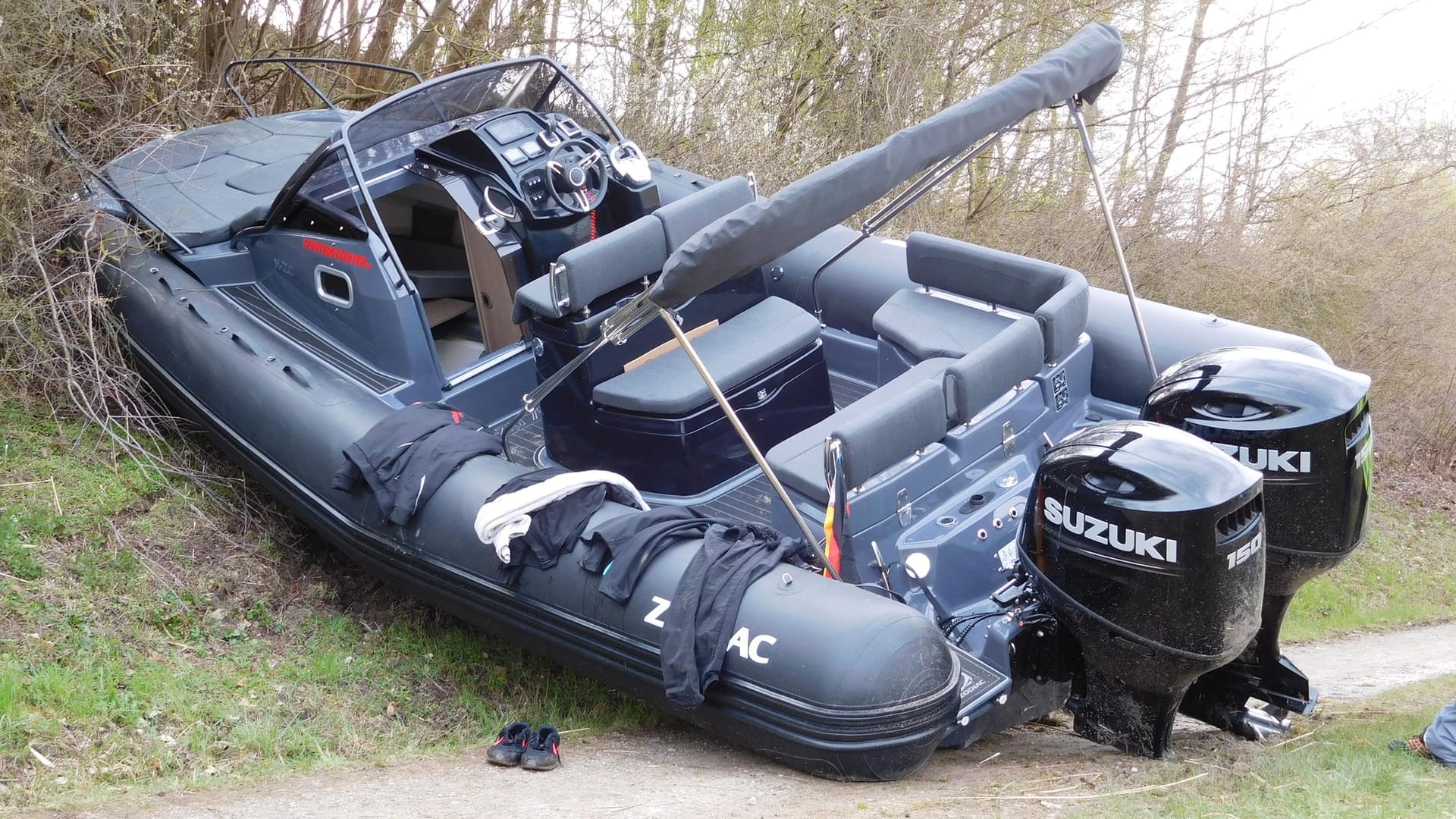 Das fahrerlose Boot liegt an einer Böschung: Beim Wendemanöver war der Führer des Bootes über Bord gegangen. Das fahrerlose Boot liegt an einer Böschung: Beim Wendemanöver war der Führer des Bootes über Bord gegangen.
