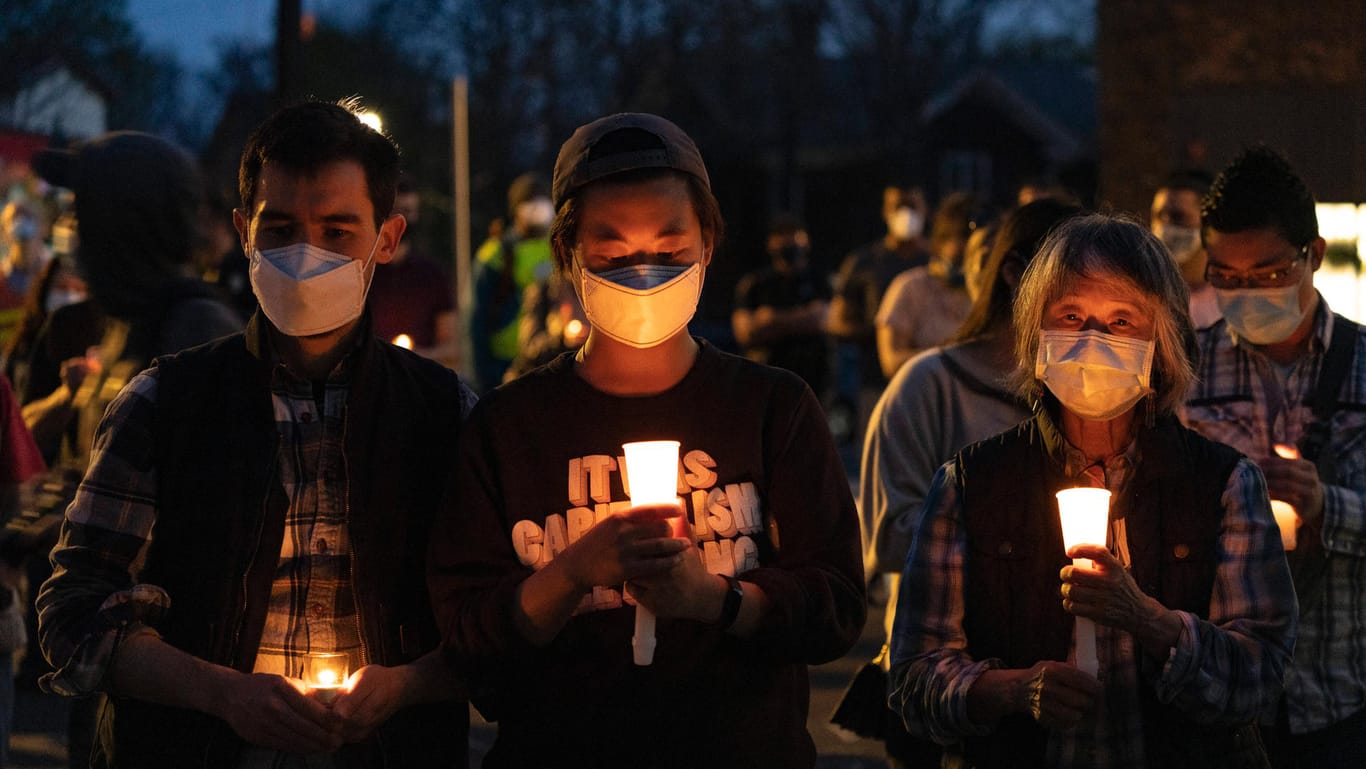 Menschen halten Kerzen in der Hand (Symbolbild): Von Freitag bis Sonntag soll den fast 80.000 Corona-Toten in Deutschland gedacht werden.