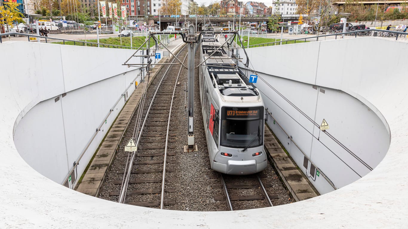 Eine Straßenbahn fährt in den Bahnhof Bilk ein (Symbolbild): In Düsseldorf ist eine Bahn in der Nähe des Bahnhofs mit einem Bus kollidiert.