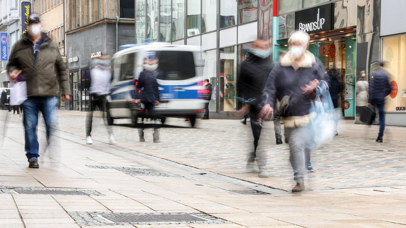 Fußgänger mit Maske in der Innenstadt (Archivbild): Die Stadt Dortmund wünscht sich Distanzunterricht an den Schulen.