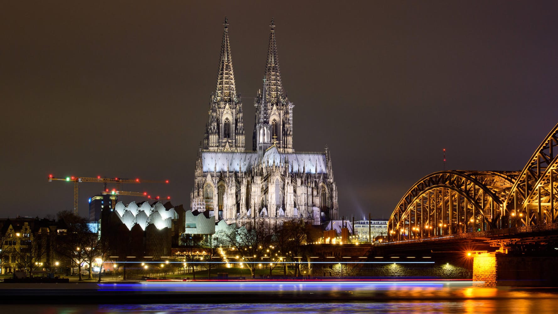 Nachtaufnahme vom Kölner Dom: Eine Entspannung der Pandemie-Lage in Köln ist noch nicht absehbar.