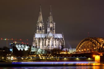 Nachtaufnahme vom Kölner Dom: Eine Entspannung der Pandemie-Lage in Köln ist noch nicht absehbar.
