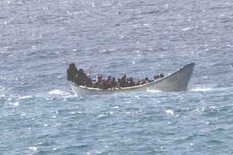 Boot mit Migranten (Archivbild): Immer wieder kommt es auf dem Mittelmeer zu schweren Unglücken, bei dem Menschen ums Leben kommen.