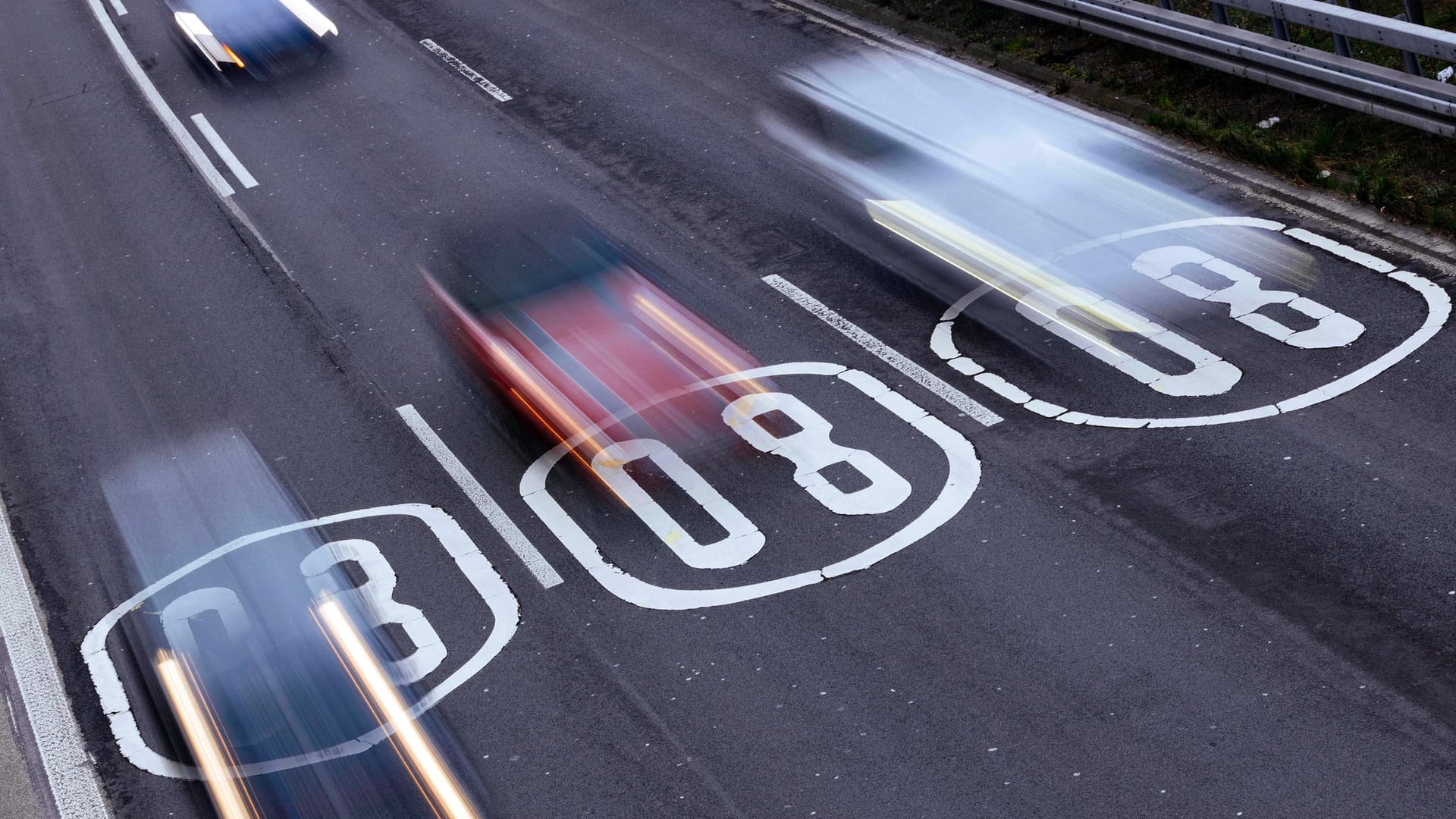 Tempolimit 80 Stundenkilometer: Autofahrer sollten sich an Geschwindigkeitsbegrenzungen halten.