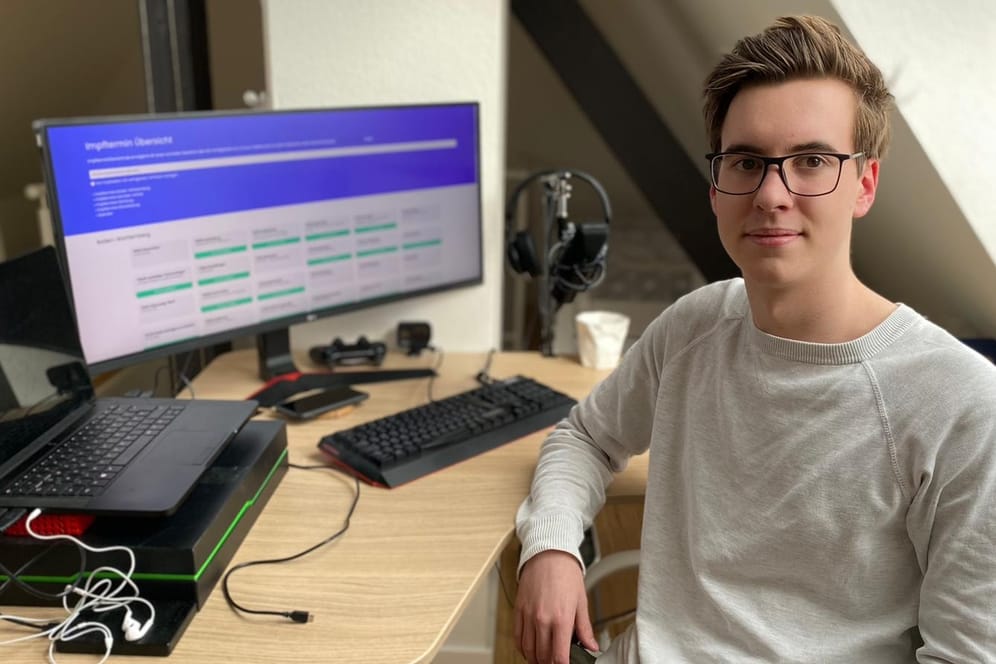 Der Schüler Julian Ambrozy vor seinem Computer: In den Ferien programmierte er ein Tool, um schnell Impftermine zu finden.