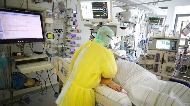 Die Zahl der Covid-Patienten, die auf Intensivstationen in Deutschland behandelt werden müssen, ist am Freitag auf 4.