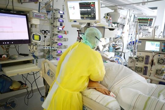 Die Zahl der Covid-Patienten, die auf Intensivstationen in Deutschland behandelt werden müssen, ist am Freitag auf 4.