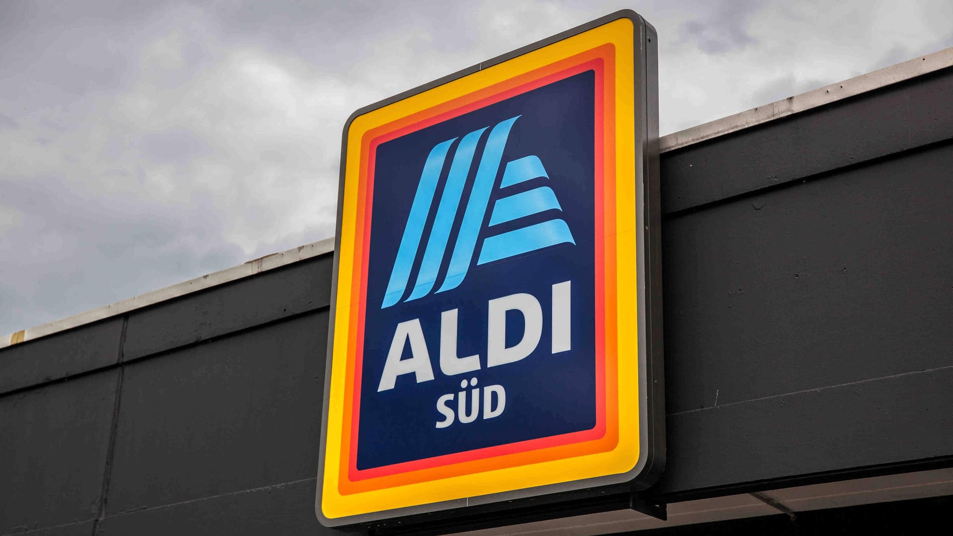 Aldi Süd: Der Discounter verkauft eine Kapuzenstrickjacke, die die Aktion Plagiarius e.V. als Kopie entlarvt.