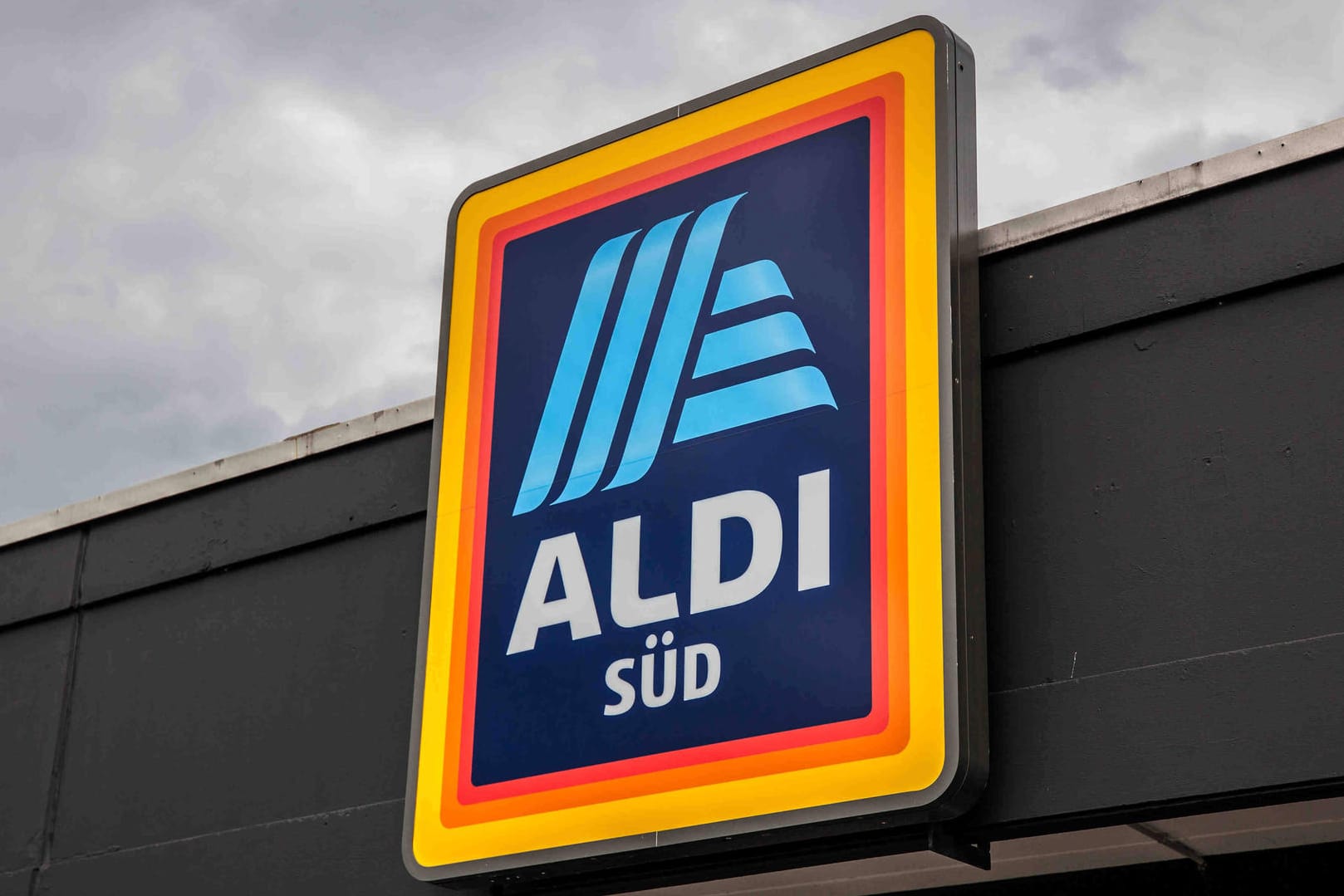 Aldi Süd: Der Discounter verkauft eine Kapuzenstrickjacke, die die Aktion Plagiarius e.V. als Kopie entlarvt.