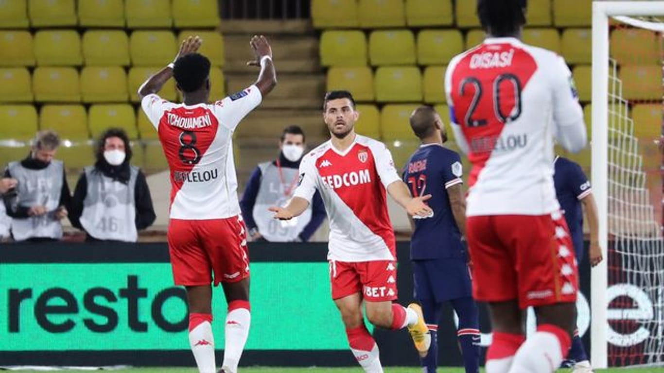 Ist mit AS Monaco in der Ligue 1 auf Rang drei: Kevin Volland (M) feiert ein Tor für die Monegassen.