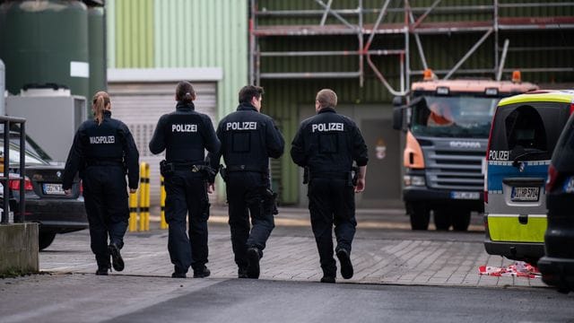 Im Rhein-Main-Deponiepark suchten die Ermittler in verbrannten Müllresten nach der Leiche einer Frau (Archivbild): Ein Ehemann tötet seine Frau für den Besitz der Eigentumswohnung. Im Rhein-Main-Deponiepark suchten die Ermittler in verbrannten Müllresten nach der Leiche einer Frau (Archivbild): Ein Ehemann tötet seine Frau für den Besitz der Eigentumswohnung.