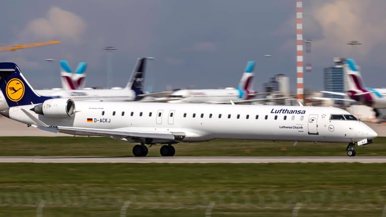 Lufthansa-Flugzeug (Symbolbild): Die Airline streitet sich mit dem Ferienflieger Condor.