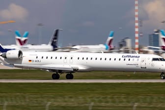 Lufthansa-Flugzeug (Symbolbild): Die Airline streitet sich mit dem Ferienflieger Condor.