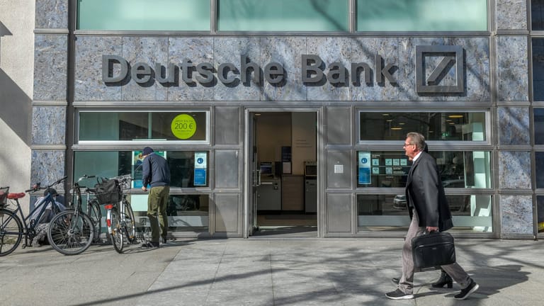 Filiale der Deutschen Bank in Berlin (Archivbild): In der Hauptstadt schließen gleich sechs Filialen.