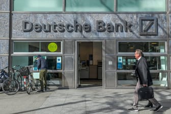 Filiale der Deutschen Bank in Berlin (Archivbild): In der Hauptstadt schließen gleich sechs Filialen.