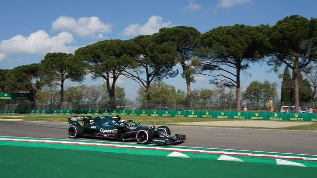 Sebastian Vettel mit seinem Aston Martin beim Training auf der Strecke von Imola.