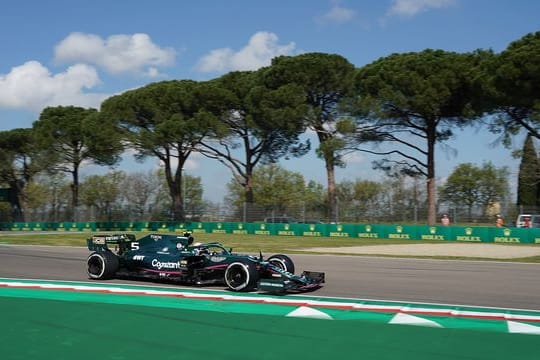 Sebastian Vettel mit seinem Aston Martin beim Training auf der Strecke von Imola.