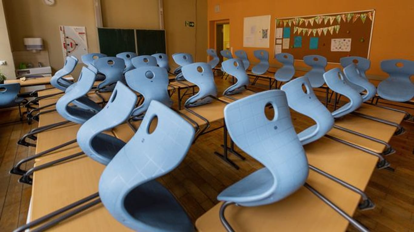 Ein leeres Klassenzimmer (Symbolbild): Stuttgart hat die Schulöffnungen trotz einem knapp unter dem Grenzwert liegenden Inzidenzwert verschoben.