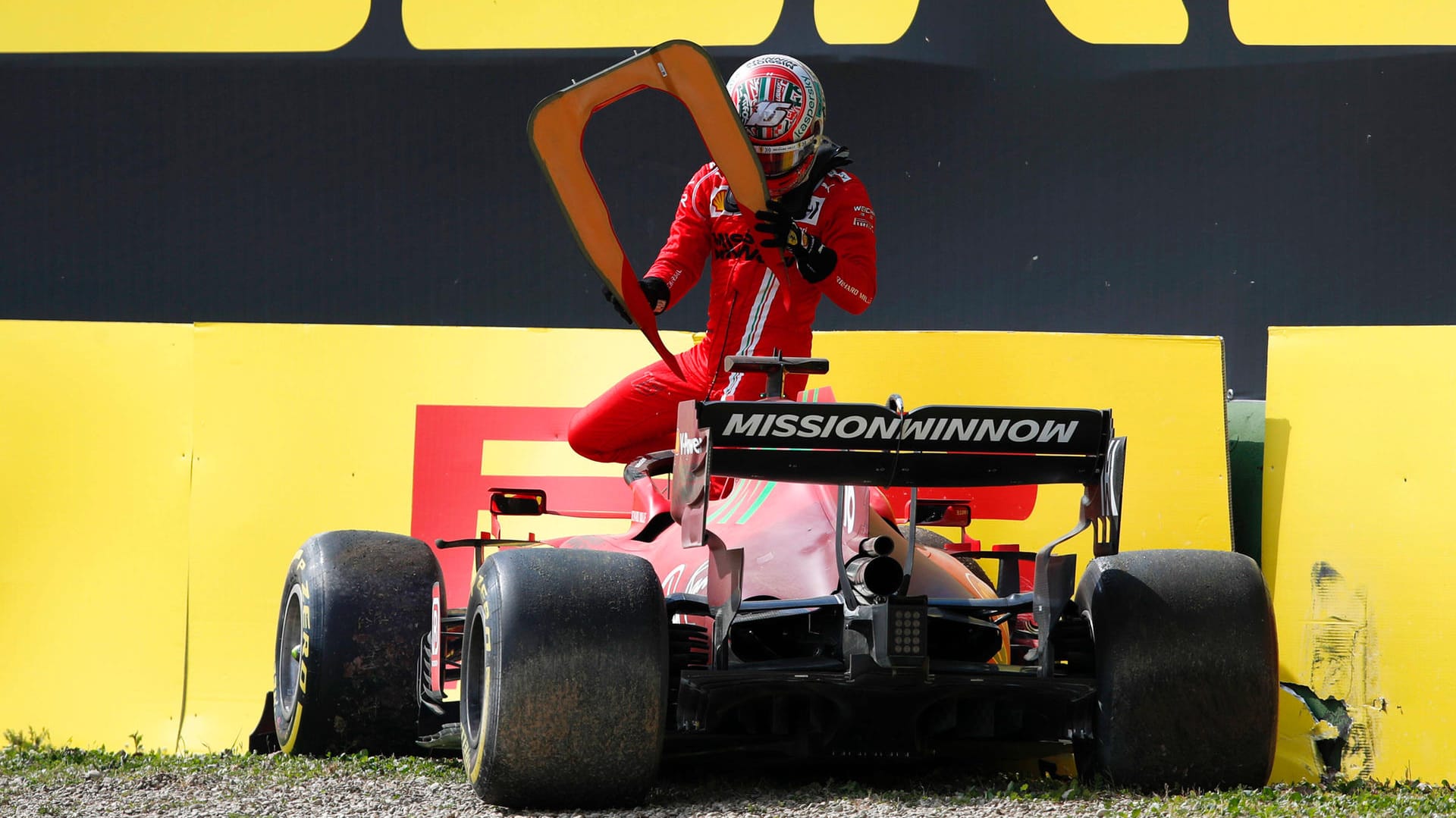 Charles Leclerc: Der F1-Pilot musste seinen Ferrari im zweiten freien Training von Imola nach einem Crash vorzeitig abstellen.