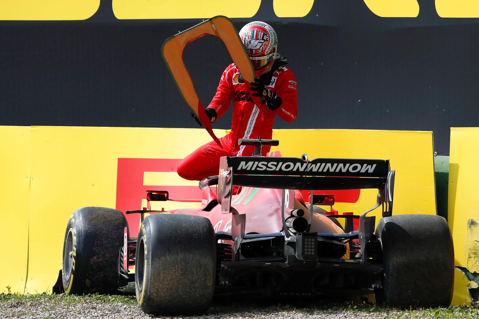 Charles Leclerc: Der F1-Pilot musste seinen Ferrari im zweiten freien Training von Imola nach einem Crash vorzeitig abstellen.