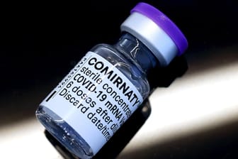 Eine Ampulle des Corona-Impfstoffes von Biontech/Pfizer: Da der Hersteller Lieferungen in die EU vorzieht, könnte Deutschland deutlich schneller mehr Impfstoff als geplant erhalten.