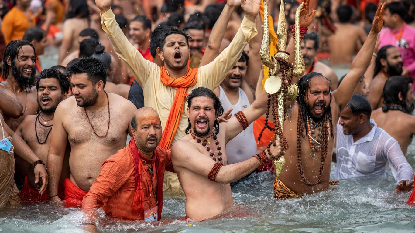 Menschen baden im Ganges: Das Kumbh Mela Fest zieht Millionen Menschen an.