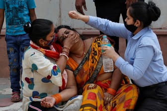 Eine Frau trauert um ihren verstorbenen Ehemann: 175.000 Todesfälle durch Covid-19 verzeichnet Indien bislang.