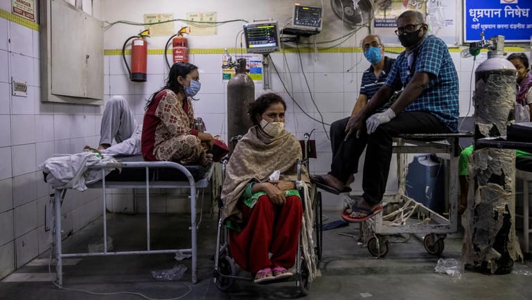 Corona-Patienten warten in einem Krankenhaus: Staatliche Krankenhäuser sind unterfinanziert.