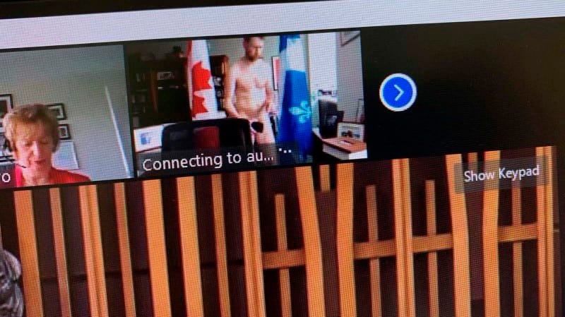 William Amos nackt während einer Videokonferenz: Künftig wird der kanadische Abgeordnete wohl nicht mehr vergessen, seine Kamera auszuschalten. William Amos nackt während einer Videokonferenz: Künftig wird der kanadische Abgeordnete wohl nicht mehr vergessen, seine Kamera auszuschalten.
