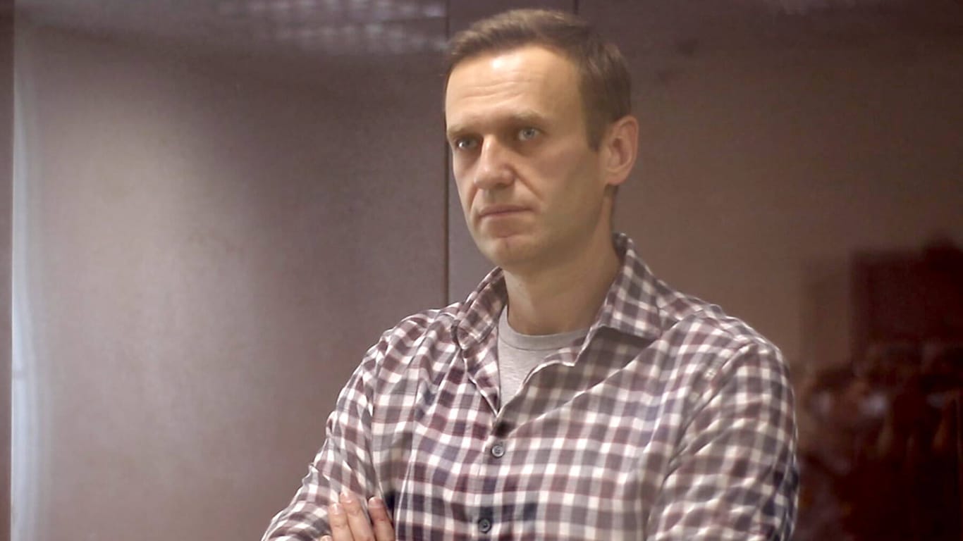 Alexej Nawalny bei einem Gerichtsprozess im Februar: Der Kremlkritiker sitzt aktuell in einem Straflager und befindet sich im Hungerstreik.