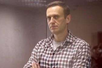 Alexej Nawalny bei einem Gerichtsprozess im Februar: Der Kremlkritiker sitzt aktuell in einem Straflager und befindet sich im Hungerstreik.