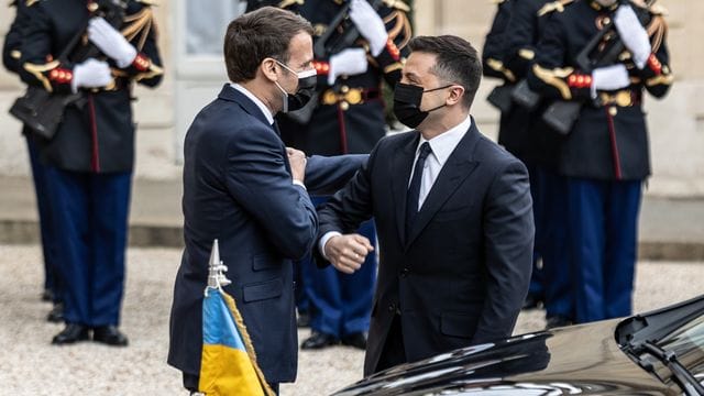 Emmanuel Macron (l-r), Präsident von Frankreich, begrüßt Wolodymyr Selenskyj, Präsident der Ukraine, vor dem Elysee-Palast. Emmanuel Macron (l-r), Präsident von Frankreich, begrüßt Wolodymyr Selenskyj, Präsident der Ukraine, vor dem Elysee-Palast.