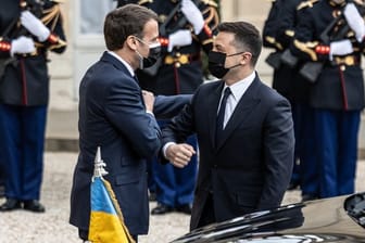 Emmanuel Macron (l-r), Präsident von Frankreich, begrüßt Wolodymyr Selenskyj, Präsident der Ukraine, vor dem Elysee-Palast.