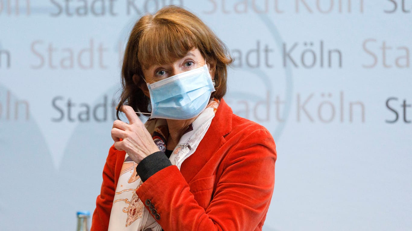 Henriette Reker bei einer Pressekonferenz (Archivbild): Die Oberbürgermeisterin zog Bilanz vom ersten Wochenende mit Ausgangssperre in Köln.