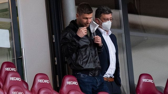 Mussten sich in Quarantäne begeben: Thomas Hitzlsperger (l) und Claus Vogt. Mussten sich in Quarantäne begeben: Thomas Hitzlsperger (l) und Claus Vogt.